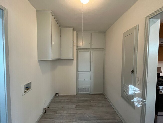 Building Photo - Spacious 2+2 home w/extra storage, upgrades + backyard!