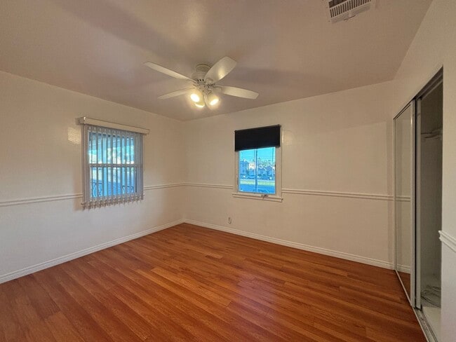 Interior Photo - Glenoaks, 625-633 1/2