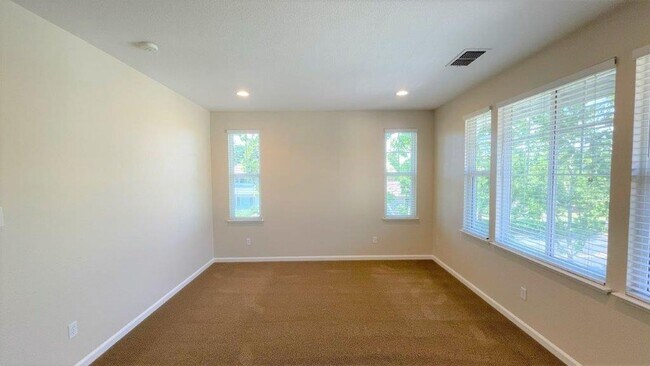 Building Photo - Concord Beautiful 4 bedroom 2.5 bathroom h...