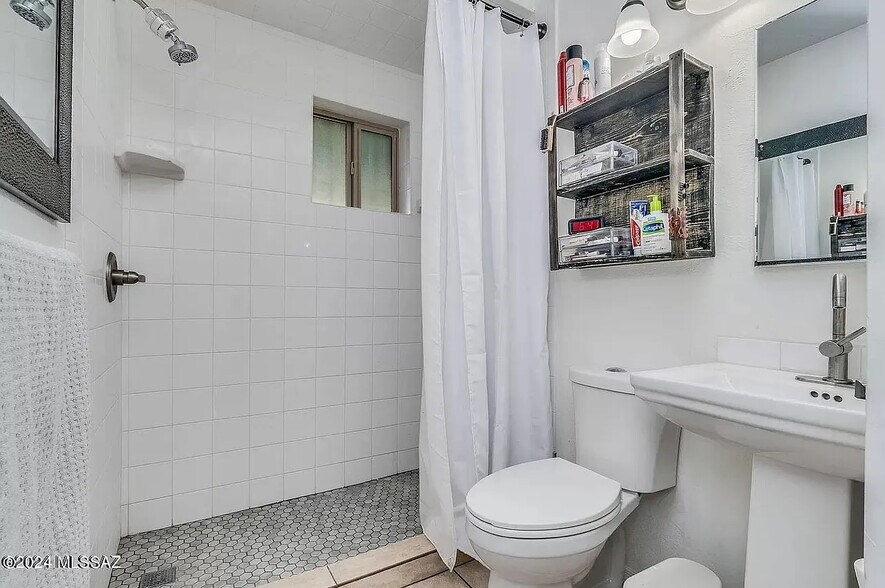 Building Photo - 3033 N Cherry Ave