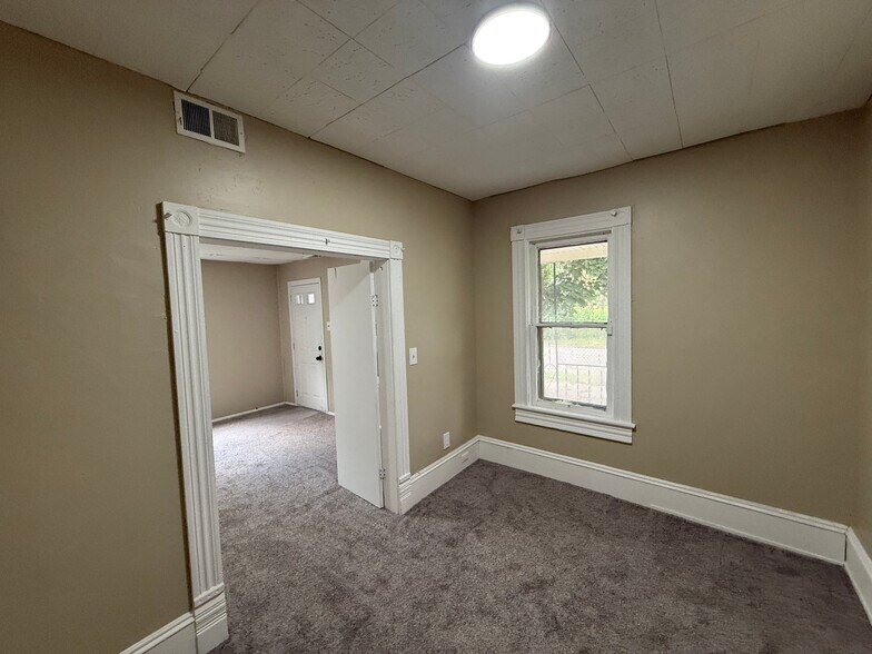 Building Photo - 5636 Drake Ave