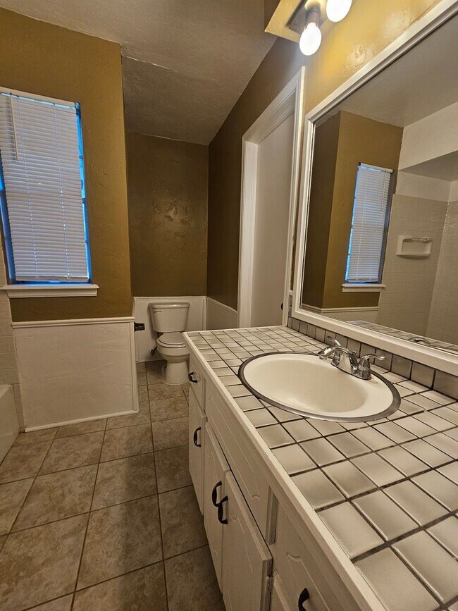Building Photo - (3) Bed/(1.5) Bath Avail NOW! Pet Negotiable!