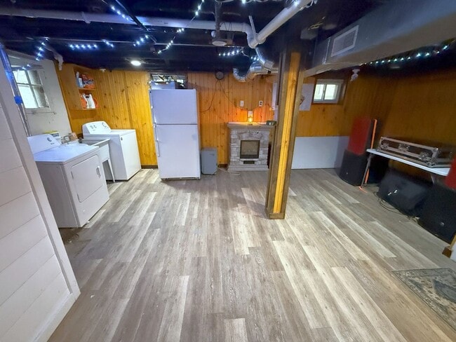 Building Photo - 42 N Breese Terrace