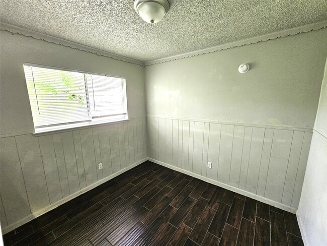 Building Photo - 2421 16th Ave N