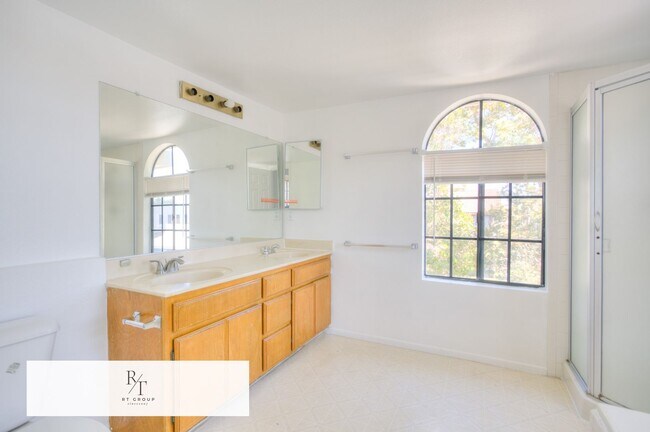 Building Photo - Beautiful Front Unit in Gated Community – ...