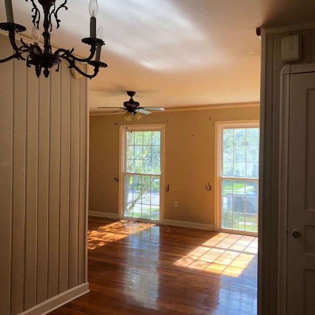 Building Photo - Great location in Garden District seconds from Downtown and LSU.
