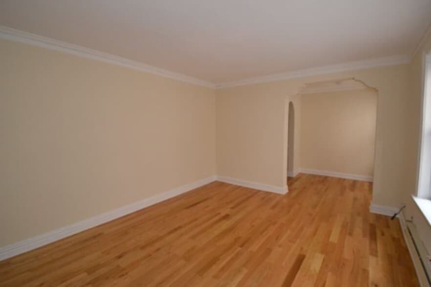 Building Photo - 429 W Roscoe St