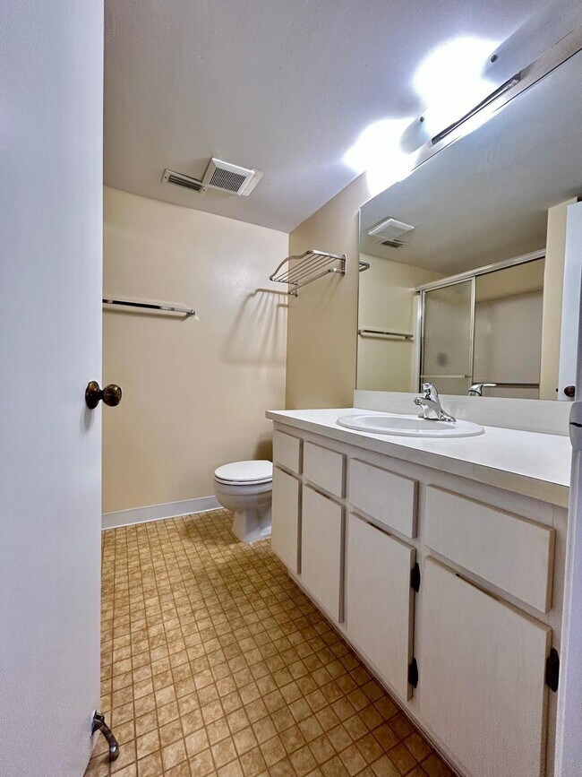 Building Photo - 3738 N University Dr