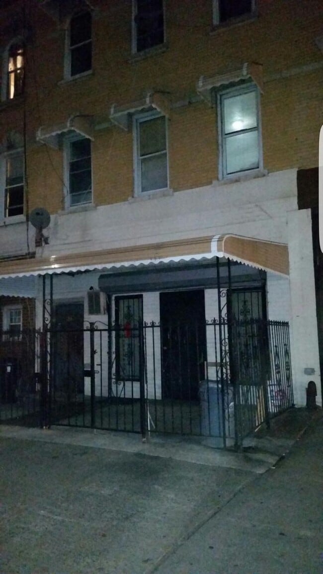 Building Photo - 539 Rogers Ave