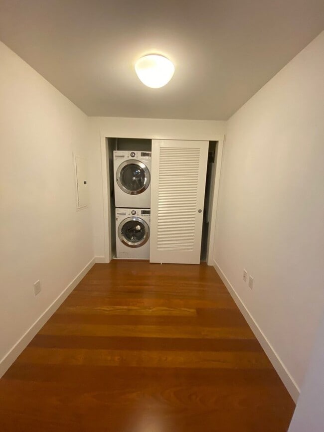 Building Photo - Modern 1 Bedroom Condo in SOMA!