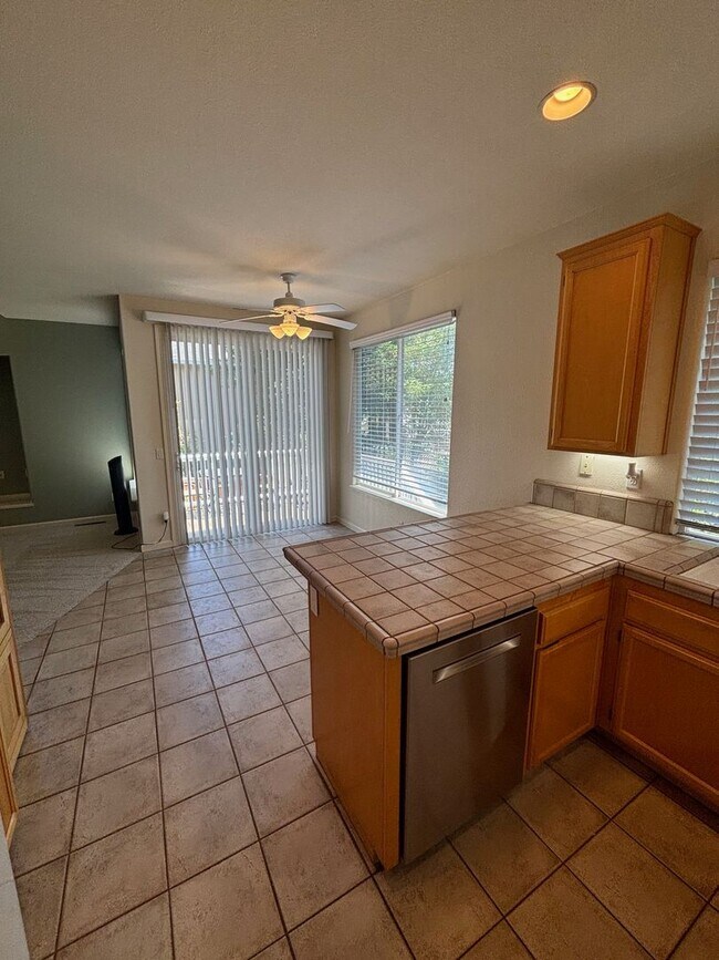 Building Photo - 4 bedroom 2.5 Bathroom Skyhawk Single Fami...