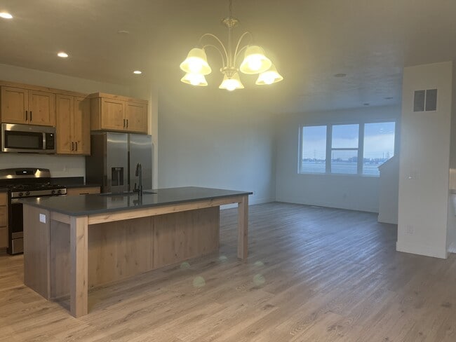 Building Photo - 862 W 480 S