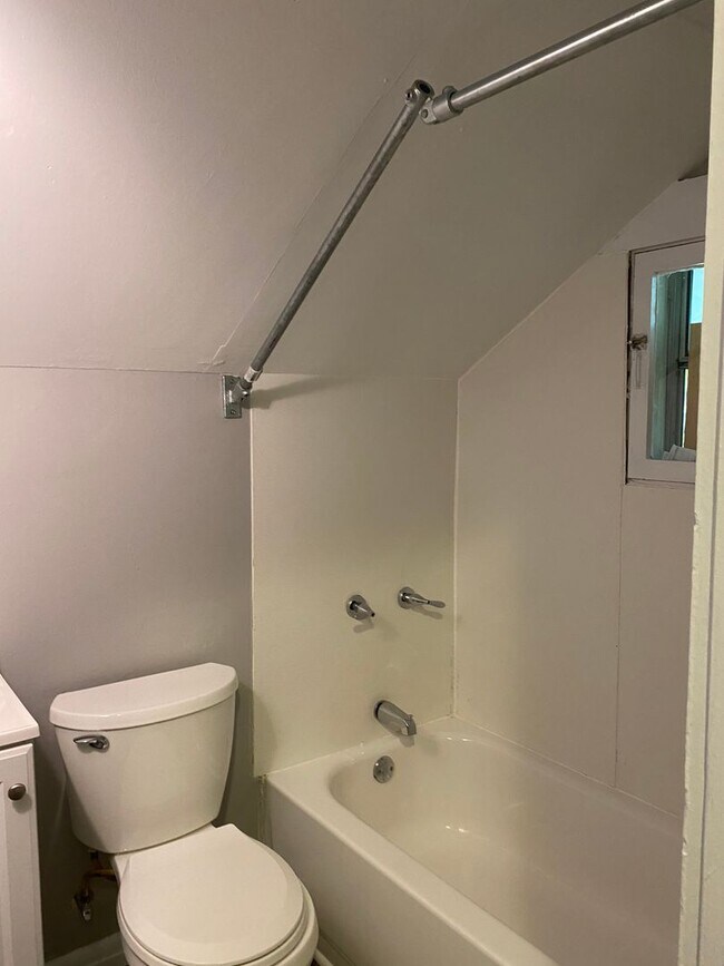 Building Photo - 443 Greenwood Ave