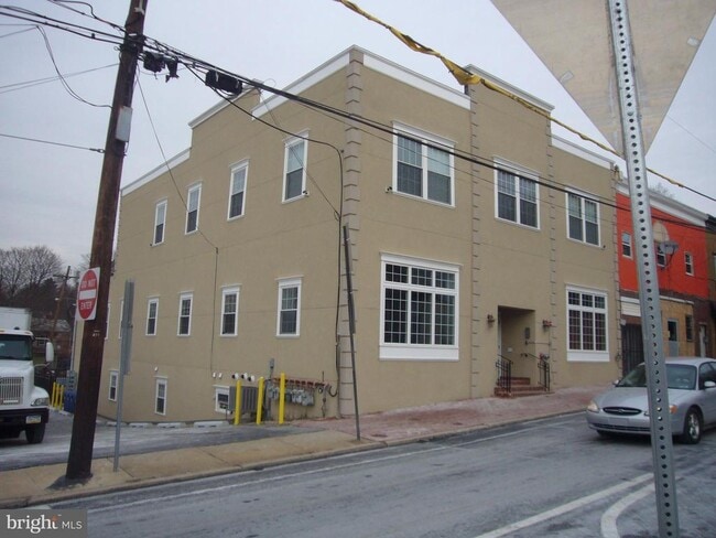 Building Photo - 345 W Chestnut St