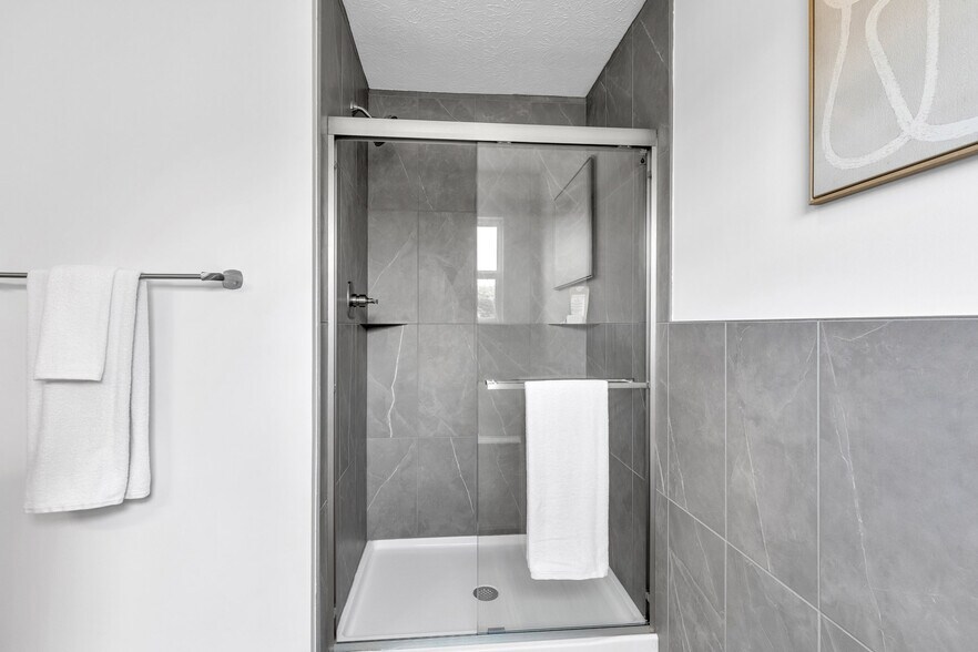 Building Photo - 9724 Brooks Dr