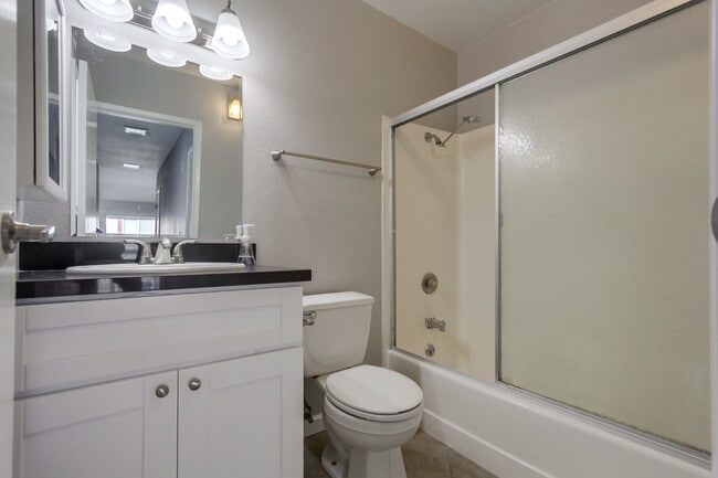 Building Photo - Spacious 3 Bedroom Condo Available for Move In May 1st