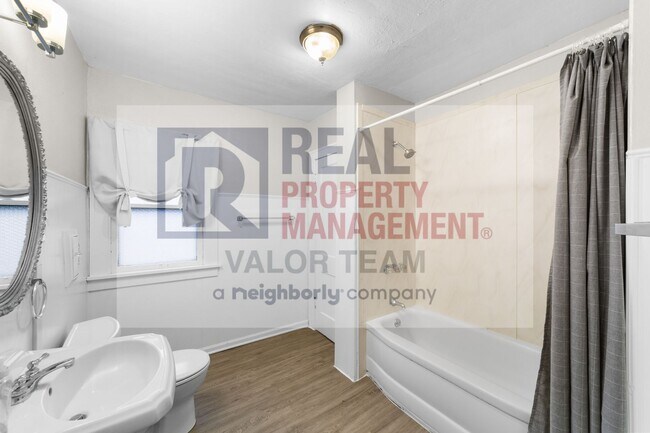 Building Photo - Beautifully maintained 3bd/1.5 bath Coloni...
