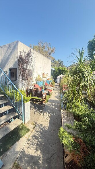 Building Photo - 1701 Nichols Canyon Rd