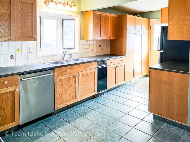 Building Photo - Charming 3bed/3bath home in Historic Fort Russell District