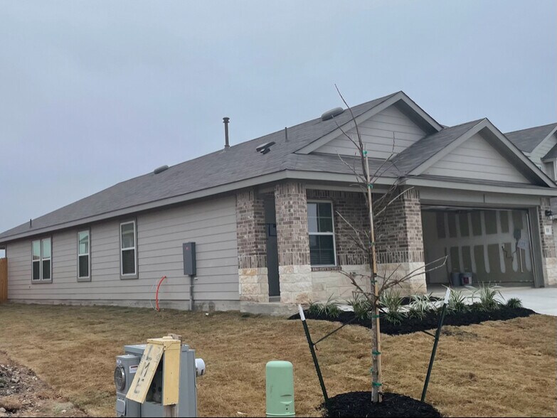 Building Photo - 142 Illusion Lk Ln