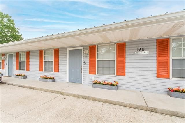 Primary Photo - 196 N La Russa Ln