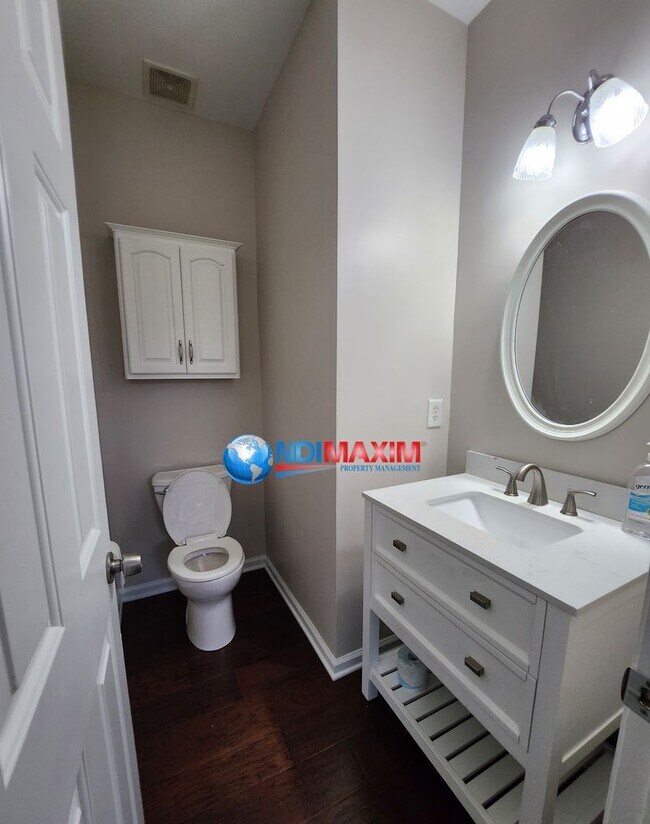 Building Photo - Spacious, open floor plan home in a very c...
