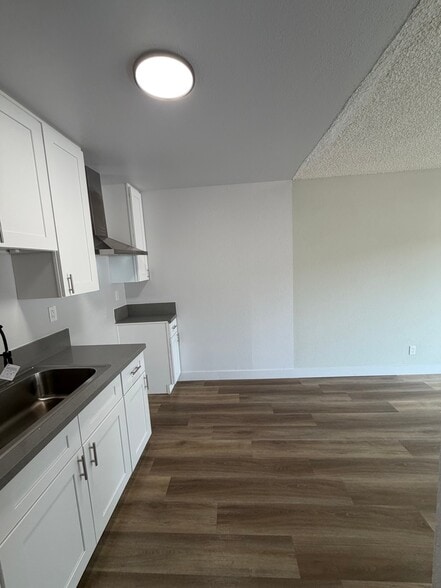 Building Photo - 1207 W 39th Pl