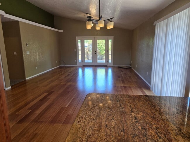 Building Photo - 3 bed 2 bath  Home for Rent in Grants Pass