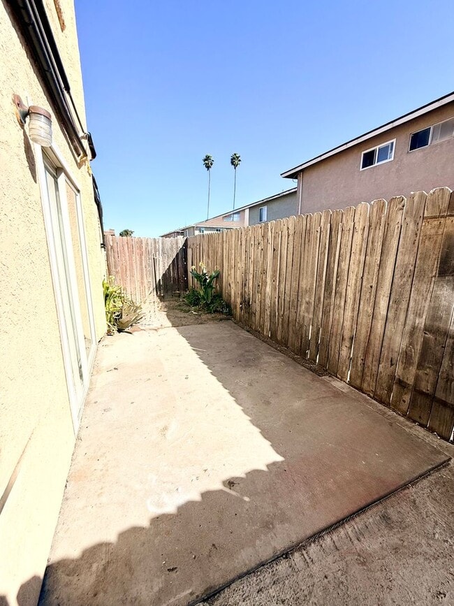 Building Photo - D728