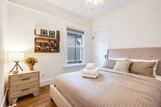 Building Photo - 2403 7th Ave W