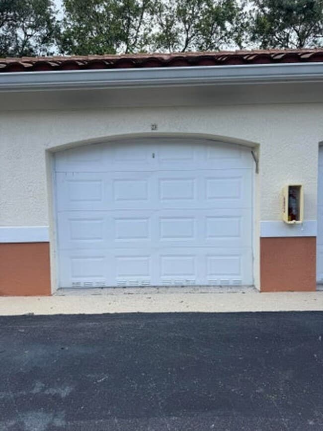 Building Photo - 9833 Baywinds Blvd