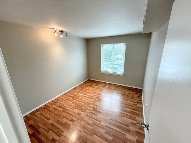 Building Photo - 495 E Creekside Cir