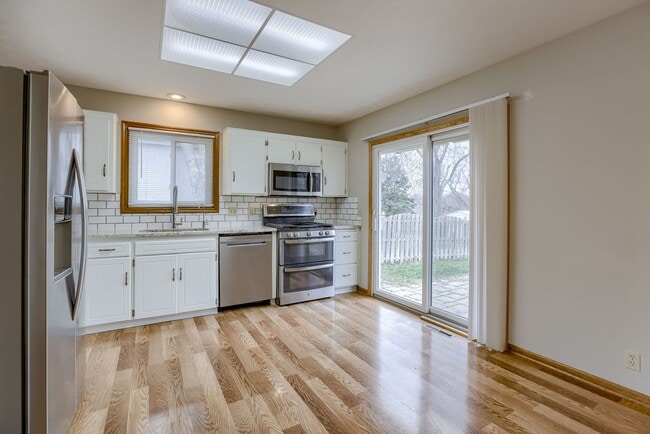 Building Photo - Updated Kitchen!
