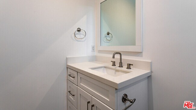 Building Photo - 3946 S Budlong Ave