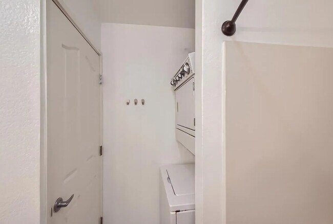 Building Photo - 9730 Mesa Springs Way