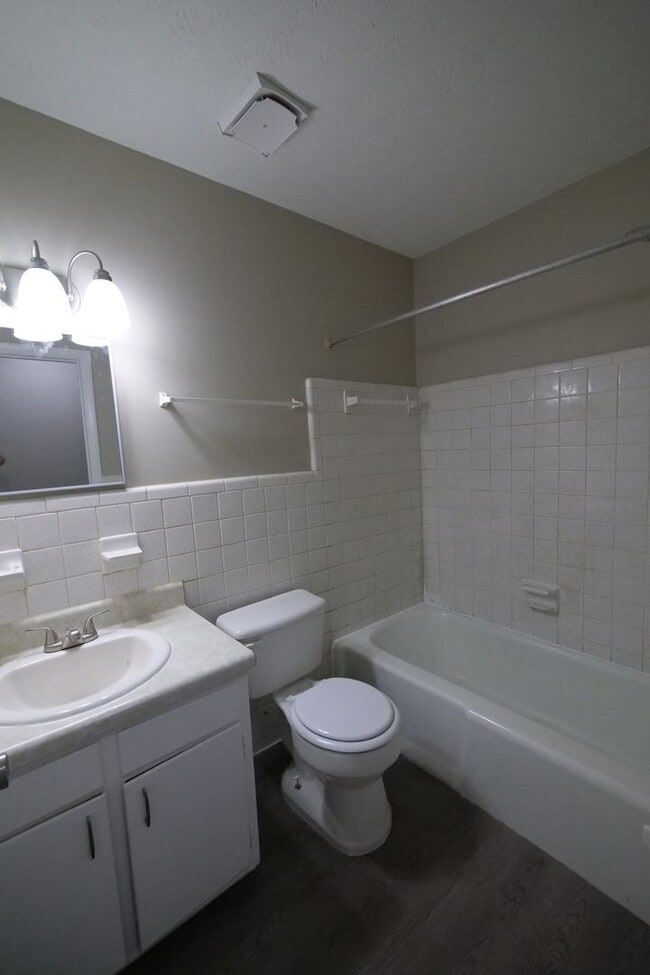 Building Photo - 2 BR / 1 BA Duplex on Atlas Road
