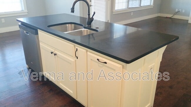 Building Photo - 1610 Sweetbriar Way