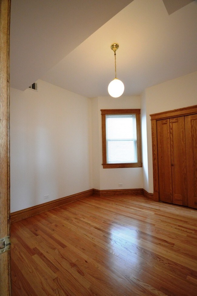 Building Photo - 3406 N Sheffield Ave