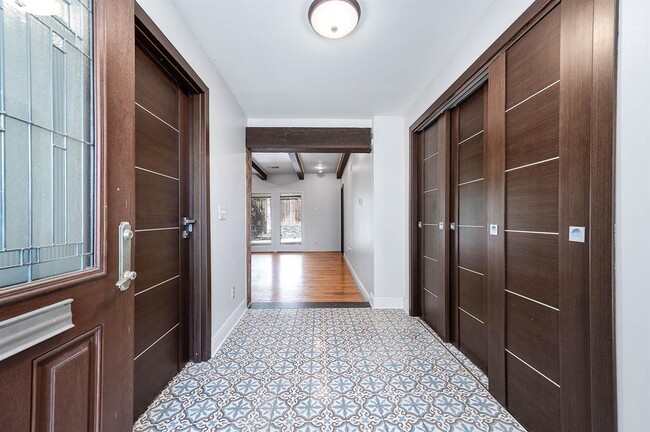 Building Photo - 6825 Bellgreen Dr