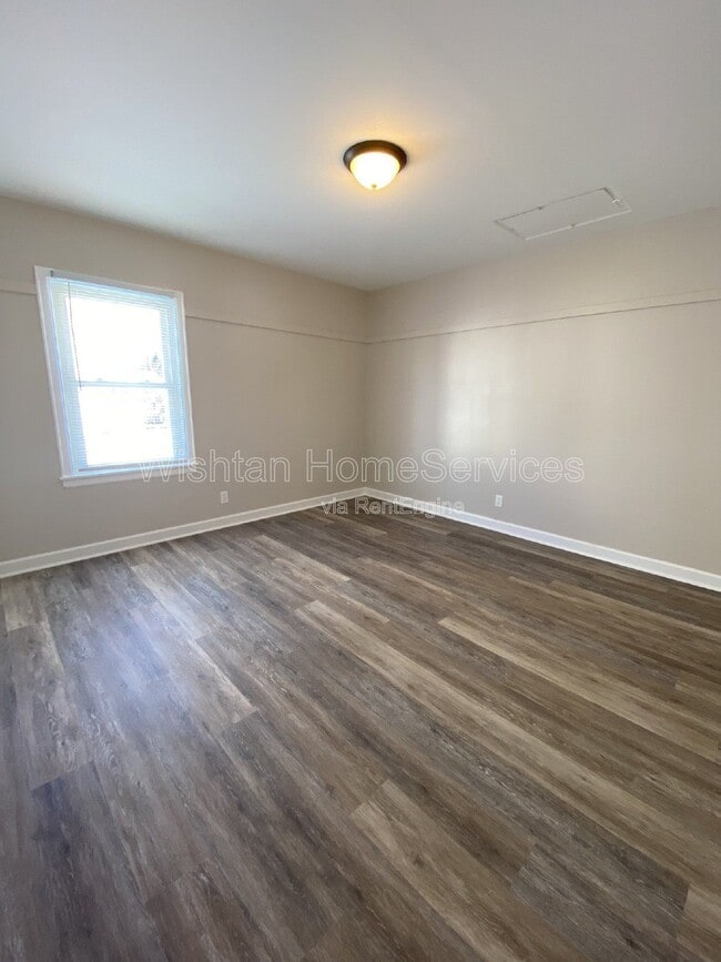 Building Photo - 427 W Murray St