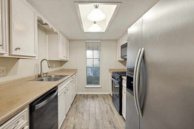 Building Photo - 2623 Foliage Green Dr