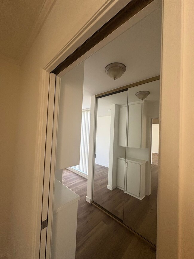 Building Photo - Spacious 2-Bed, 2-Bath Condo in Prime Culver City Location – Freshly Updated!