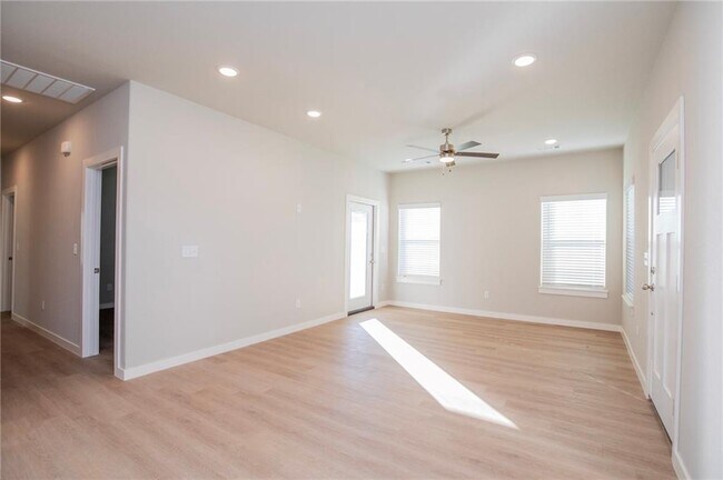 Primary Photo - 281 N Hunter St