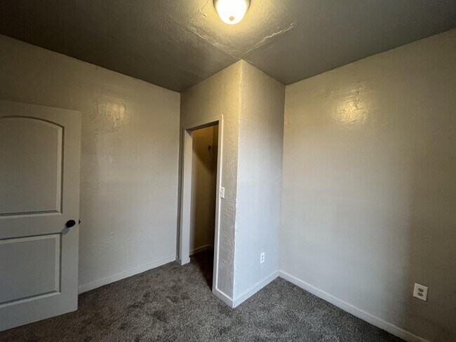 Building Photo - 615 W Locust St