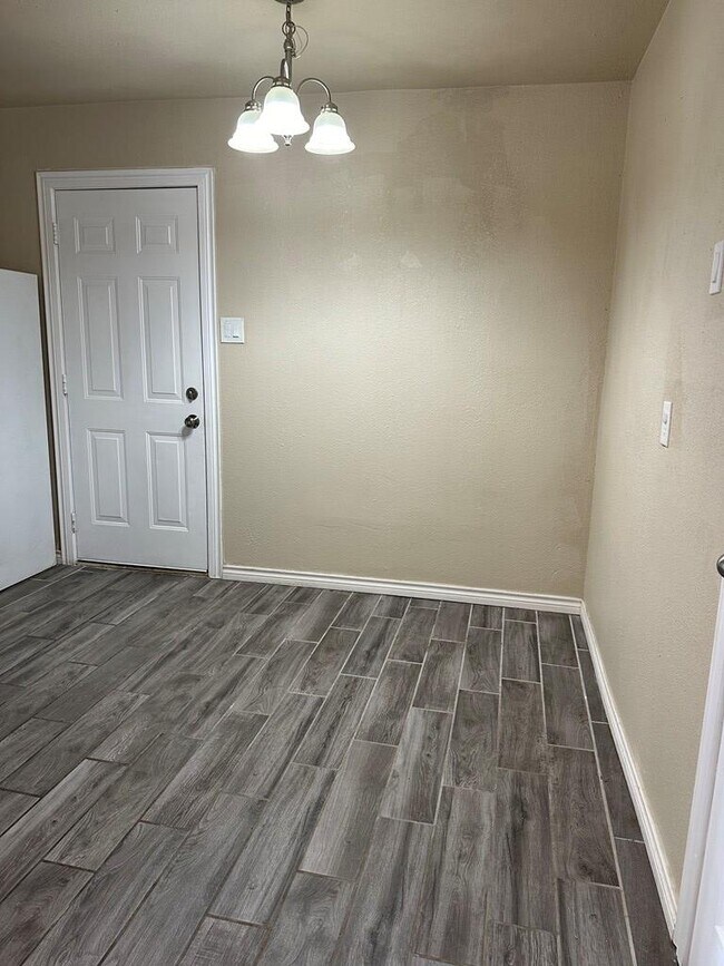 Building Photo - 1711 Doran Dr