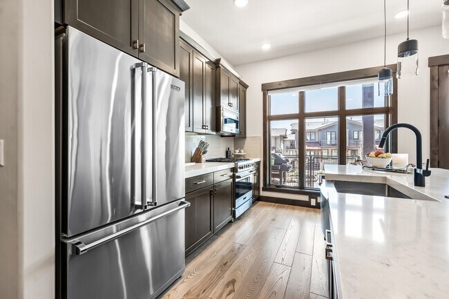 Building Photo - 3751 Blackstone Dr