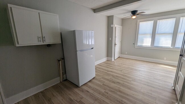 Building Photo - 838 E 3rd St