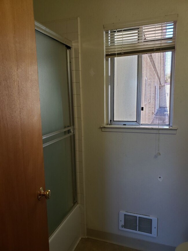 Building Photo - 210 Locust St