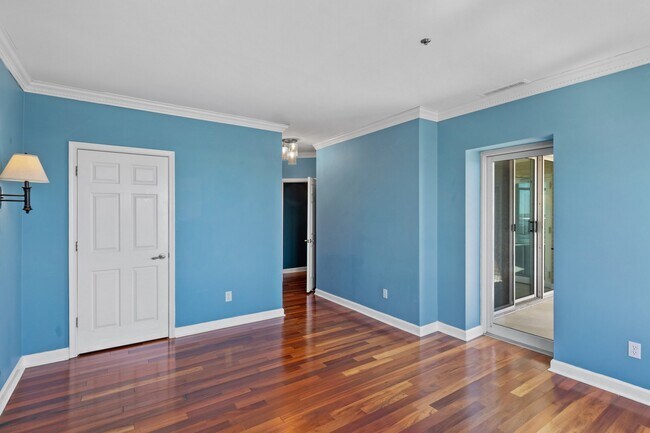 Building Photo - 100 Harborview Dr