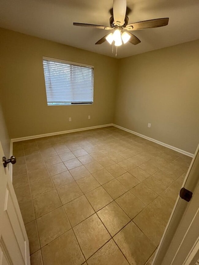 Building Photo - 2 Bedroom 1 Bath Upstairs Condo with MANY upgrades in Hunters Chase